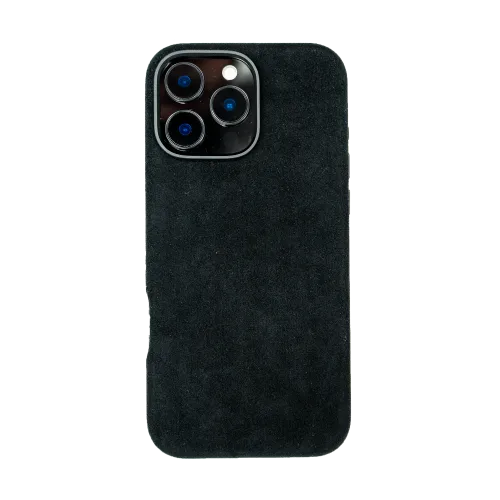 Zwart suède telefoonhoesje met uitsparing voor drie cameralenzen.