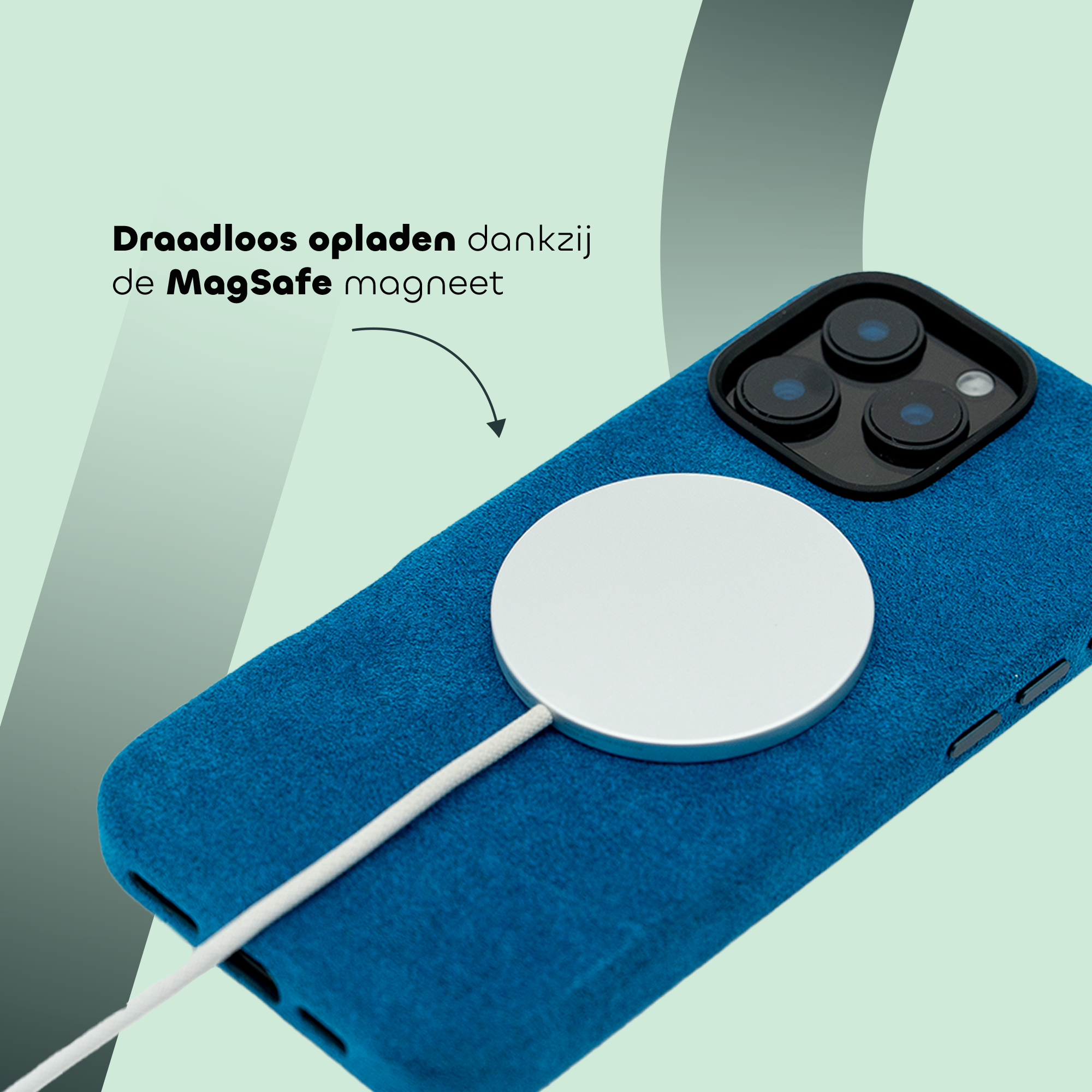 Smartphone met blauw hoesje en een MagSafe-oplader bevestigd aan de achterkant voor draadloos opladen. Tekst beschrijft het gemak van MagSafe magnetische technologie.