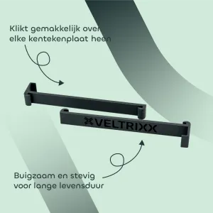 Twee zwarte clips met het merk Veltrix, ontworpen om gemakkelijk over kentekenplaten te klikken. Tekst benadrukt hun buigzaamheid en stevigheid voor een lange levensduur. Achtergrond: groen.