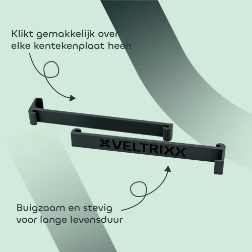Twee zwarte clips met het merk Veltrix, ontworpen om gemakkelijk over kentekenplaten te klikken. Tekst benadrukt hun buigzaamheid en stevigheid voor een lange levensduur. Achtergrond: groen.