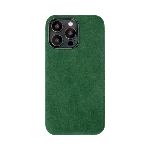 Groene suède telefoonhoes met uitsparing voor drie camera's en een flitser.