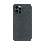 Donkere telefoonhoes van suède met drie camera-openingen en een flitsopening.
