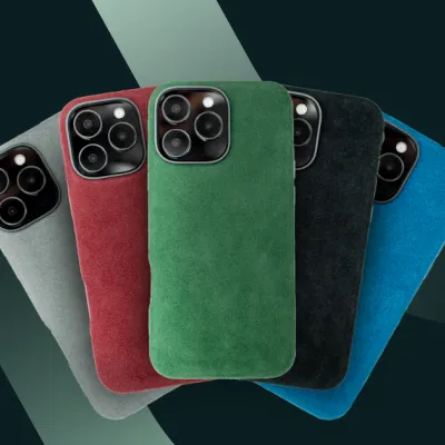 Vijf smartphones met gekleurde suède hoesjes in grijs, rood, groen, zwart en blauw, tegen een donker achtergrond.